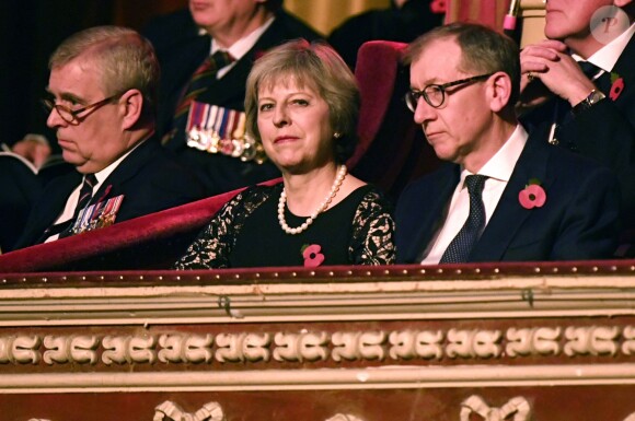 Le prince Andrew, duc d'York , Theresa May et son mari Philip May lors de la soirée du Festival Royal du Souvenir, dédié à la commémoration des victimes de guerres, au Royal Albert Hall à Londres, le 12 novembre 2016.