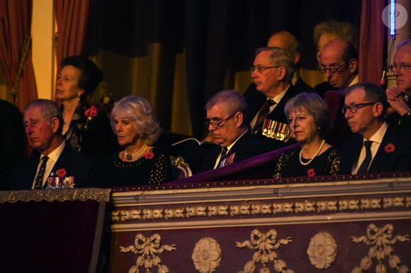 Le prince Charles, Camilla Parker Bowles, le prince Andrew, Theresa May et son mari Philip May lors de la soirée du Festival Royal du Souvenir, dédié à la commémoration des victimes de guerres, au Royal Albert Hall à Londres, le 12 novembre 2016.
