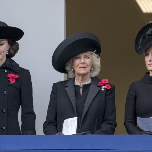 Kate Middleton, duchesse de Cambridge, Camilla Parker Bowles, duchesse de Cornouailles, et la comtesse Sophie de Wessex au balcon du Bureau des Affaires étrangères et du Commonwealth le 13 novembre 2016 à Londres, lors des commémorations du Dimanche du Souvenir (Remembrance Sunday) au Cénotaphe de Whitehall.