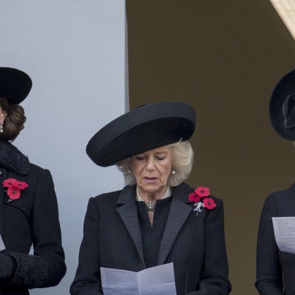 Kate Middleton, duchesse de Cambridge, Camilla Parker Bowles, duchesse de Cornouailles, et la comtesse Sophie de Wessex au balcon du Bureau des Affaires étrangères et du Commonwealth le 13 novembre 2016 à Londres, lors des commémorations du Dimanche du Souvenir (Remembrance Sunday) au Cénotaphe de Whitehall.