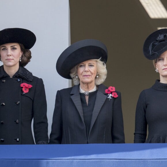 Kate Middleton, duchesse de Cambridge, Camilla Parker Bowles, duchesse de Cornouailles, et la comtesse Sophie de Wessex au balcon du Bureau des Affaires étrangères et du Commonwealth le 13 novembre 2016 à Londres, lors des commémorations du Dimanche du Souvenir (Remembrance Sunday) au Cénotaphe de Whitehall.