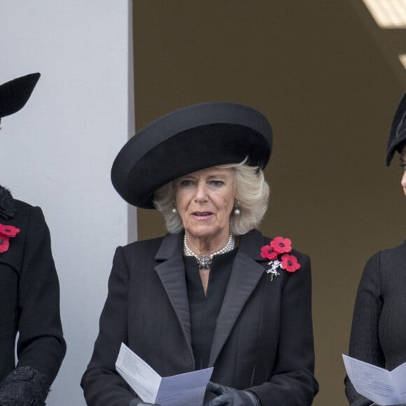 Kate Middleton, duchesse de Cambridge, Camilla Parker Bowles, duchesse de Cornouailles, et la comtesse Sophie de Wessex au balcon du Bureau des Affaires étrangères et du Commonwealth le 13 novembre 2016 à Londres, lors des commémorations du Dimanche du Souvenir (Remembrance Sunday) au Cénotaphe de Whitehall.