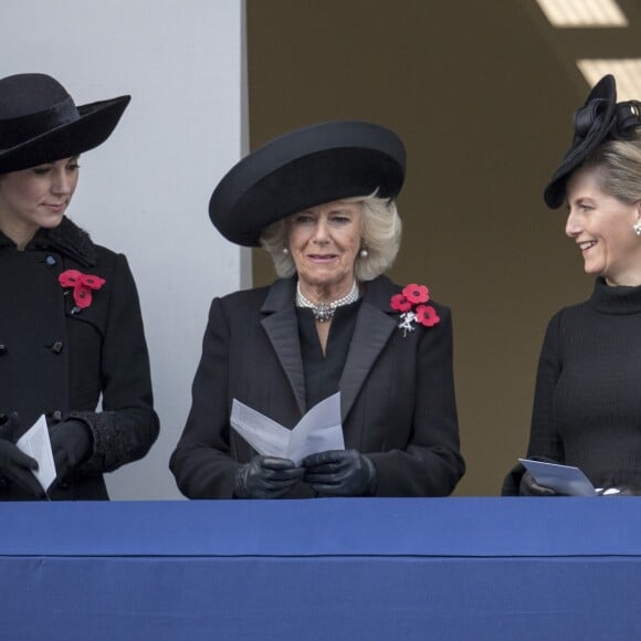 Kate Middleton, duchesse de Cambridge, Camilla Parker Bowles, duchesse de Cornouailles, et la comtesse Sophie de Wessex au balcon du Bureau des Affaires étrangères et du Commonwealth le 13 novembre 2016 à Londres, lors des commémorations du Dimanche du Souvenir (Remembrance Sunday) au Cénotaphe de Whitehall.