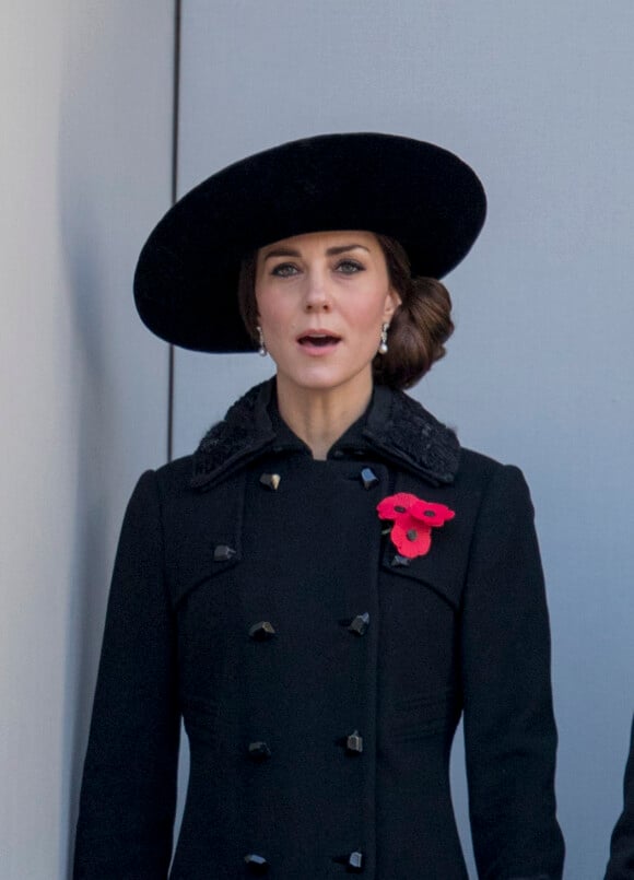 Kate Middleton, duchesse de Cambridge au balcon du Bureau des Affaires étrangères et du Commonwealth le 13 novembre 2016 à Londres, lors des commémorations du Dimanche du Souvenir (Remembrance Sunday) au Cénotaphe de Whitehall.
