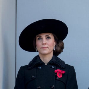 Kate Middleton, duchesse de Cambridge au balcon du Bureau des Affaires étrangères et du Commonwealth le 13 novembre 2016 à Londres, lors des commémorations du Dimanche du Souvenir (Remembrance Sunday) au Cénotaphe de Whitehall.