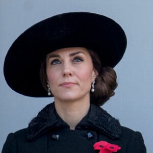 Kate Middleton, duchesse de Cambridge au balcon du Bureau des Affaires étrangères et du Commonwealth le 13 novembre 2016 à Londres, lors des commémorations du Dimanche du Souvenir (Remembrance Sunday) au Cénotaphe de Whitehall.