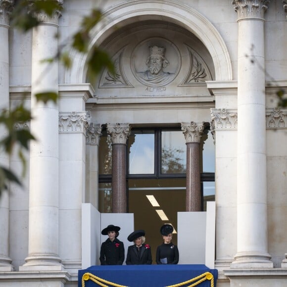 Kate Middleton, duchesse de Cambridge, Camilla Parker Bowles, duchesse de Cornouailles, et la comtesse Sophie de Wessex au balcon du Bureau des Affaires étrangères et du Commonwealth le 13 novembre 2016 à Londres, lors des commémorations du Dimanche du Souvenir (Remembrance Sunday) au Cénotaphe de Whitehall.