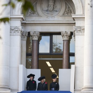 Kate Middleton, duchesse de Cambridge, Camilla Parker Bowles, duchesse de Cornouailles, et la comtesse Sophie de Wessex au balcon du Bureau des Affaires étrangères et du Commonwealth le 13 novembre 2016 à Londres, lors des commémorations du Dimanche du Souvenir (Remembrance Sunday) au Cénotaphe de Whitehall.