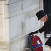 La reine Elizabeth II dépose une gerbe de coquelicots au pied du Cénotaphe de Whitehall le 13 novembre 2016 à Londres, lors des commémorations du Dimanche du Souvenir (Remembrance Sunday).