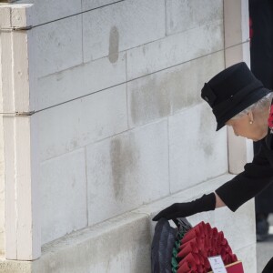 La reine Elizabeth II dépose une gerbe de coquelicots au pied du Cénotaphe de Whitehall le 13 novembre 2016 à Londres, lors des commémorations du Dimanche du Souvenir (Remembrance Sunday).