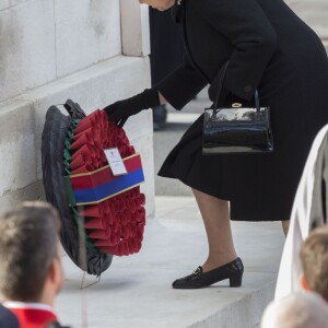 La reine Elizabeth II dépose une gerbe de coquelicots au pied du Cénotaphe de Whitehall le 13 novembre 2016 à Londres, lors des commémorations du Dimanche du Souvenir (Remembrance Sunday).