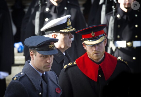 Le prince William, le prince Harry et le prince Andrew se recueillant au Cénotaphe de Whitehall le 13 novembre 2016 à Londres, lors des commémorations du Dimanche du Souvenir (Remembrance Sunday).