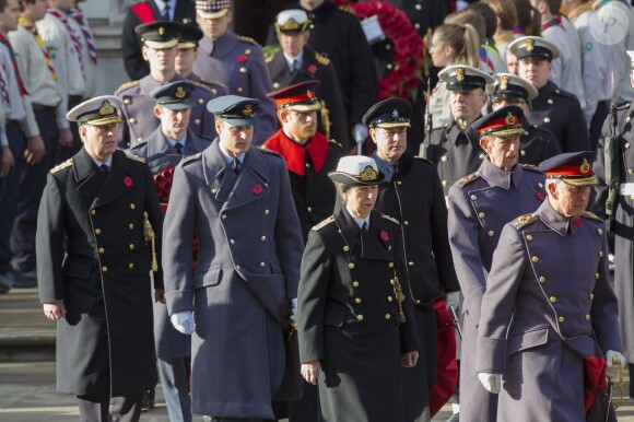 Le prince Andrew, le prince William, le prince Harry la princesse Anne, le duc de Kent et le prince Charles au Cénotaphe de Whitehall le 13 novembre 2016 à Londres, lors des commémorations du Dimanche du Souvenir (Remembrance Sunday).
