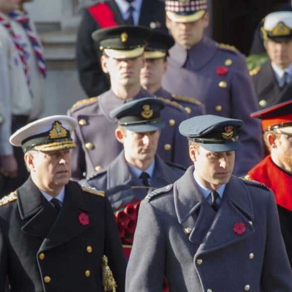 Le prince Andrew, le prince William, le prince Harry la princesse Anne, le duc de Kent et le prince Charles au Cénotaphe de Whitehall le 13 novembre 2016 à Londres, lors des commémorations du Dimanche du Souvenir (Remembrance Sunday).