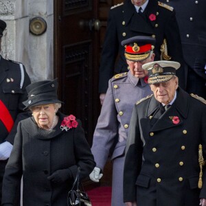 La reine Elizabeth II et le duc d'Edimbourg, suivis par leur fils le prince Charles, au Cénotaphe de Whitehall le 13 novembre 2016 à Londres, lors des commémorations du Dimanche du Souvenir (Remembrance Sunday).