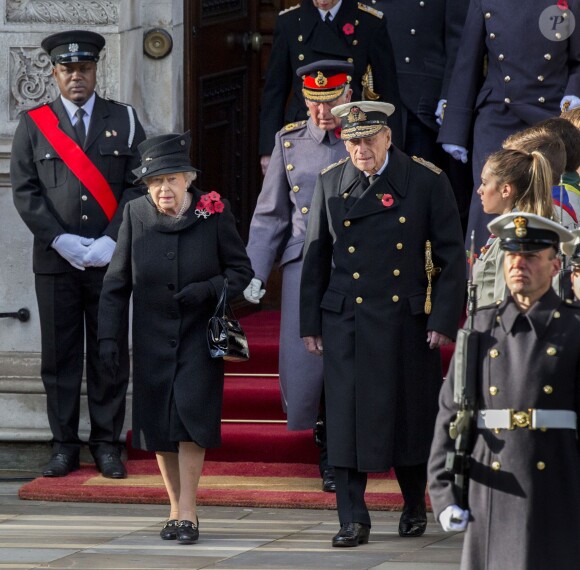 La reine Elizabeth II et le duc d'Edimbourg, suivis par leur fils le prince Charles, au Cénotaphe de Whitehall le 13 novembre 2016 à Londres, lors des commémorations du Dimanche du Souvenir (Remembrance Sunday).