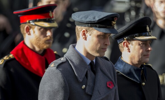 Le prince Harry, le prince William et le prince Edward recueillis au Cénotaphe de Whitehall le 13 novembre 2016 à Londres, lors des commémorations du Dimanche du Souvenir (Remembrance Sunday).