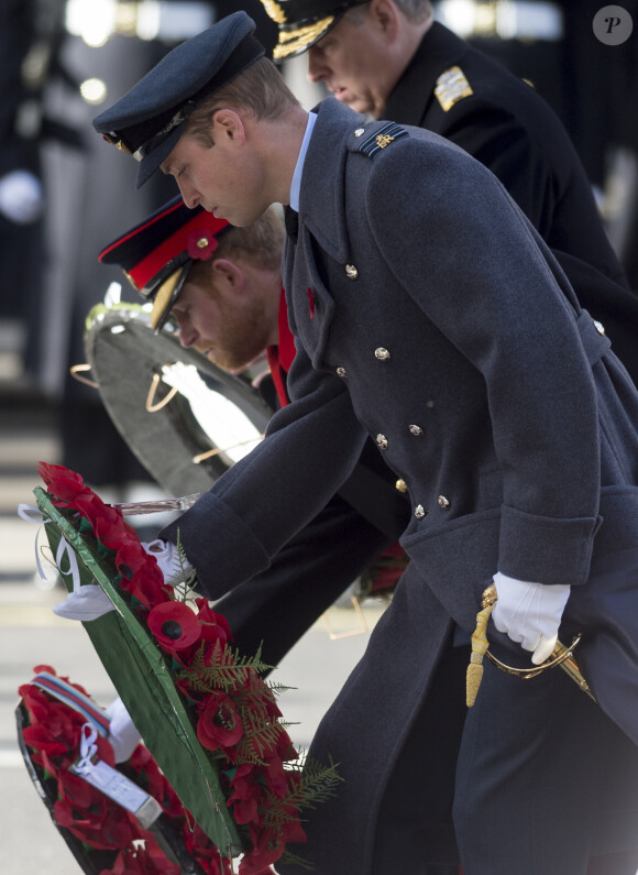 Le prince William et le prince Harry déposent des gerbes de coquelicots au Cénotaphe de Whitehall le 13 novembre 2016 à Londres, lors des commémorations du Dimanche du Souvenir (Remembrance Sunday).