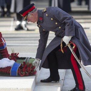 Le prince Charles dépose une gerbe au Cénotaphe de Whitehall le 13 novembre 2016 à Londres, lors des commémorations du Dimanche du Souvenir (Remembrance Sunday).