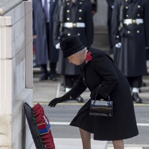 La reine Elizabeth II dépose une gerbe de coquelicots au pied du Cénotaphe de Whitehall le 13 novembre 2016 à Londres, lors des commémorations du Dimanche du Souvenir (Remembrance Sunday).