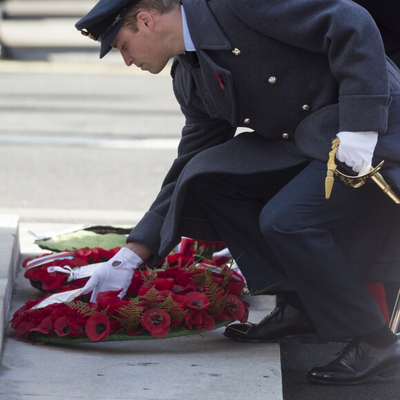 Le prince William et le prince Harry déposent des gerbes de coquelicots au Cénotaphe de Whitehall le 13 novembre 2016 à Londres, lors des commémorations du Dimanche du Souvenir (Remembrance Sunday).