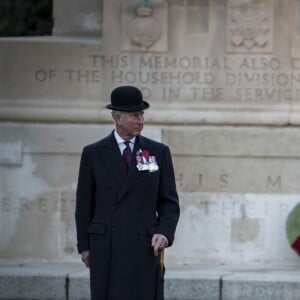 Le prince Charles a rendu hommage à tous les soldats de la garde galloise tués depuis la création du régiment en 1915, lors d'une cérémonie du souvenir à Londres le 13 novembre 2016 aux Wellington Barracks.