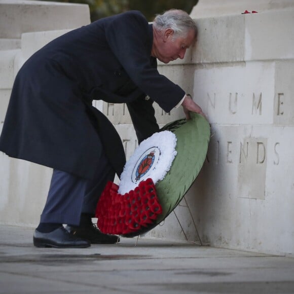 Le prince Charles a rendu hommage à tous les soldats de la garde galloise tués depuis la création du régiment en 1915, lors d'une cérémonie du souvenir à Londres le 13 novembre 2016 aux Wellington Barracks.