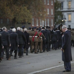 Le prince Charles a rendu hommage à tous les soldats de la garde galloise tués depuis la création du régiment en 1915, lors d'une cérémonie du souvenir à Londres le 13 novembre 2016 aux Wellington Barracks.