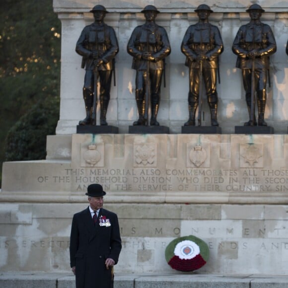 Le prince Charles a rendu hommage à tous les soldats de la garde galloise tués depuis la création du régiment en 1915, lors d'une cérémonie du souvenir à Londres le 13 novembre 2016 aux Wellington Barracks.