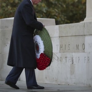 Le prince Charles a rendu hommage à tous les soldats de la garde galloise tués depuis la création du régiment en 1915, lors d'une cérémonie du souvenir à Londres le 13 novembre 2016 aux Wellington Barracks.