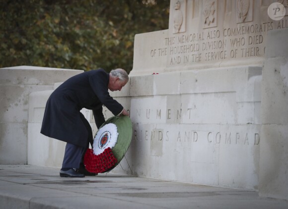Le prince Charles a rendu hommage à tous les soldats de la garde galloise tués depuis la création du régiment en 1915, lors d'une cérémonie du souvenir à Londres le 13 novembre 2016 aux Wellington Barracks.