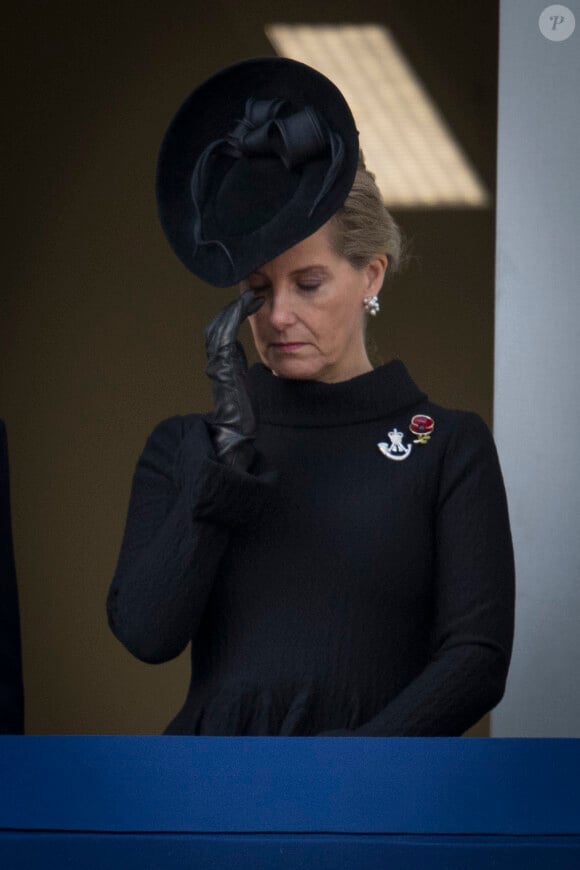 La comtesse Sophie de Wessex a été émue aux larmes, au balcon du Bureau des Affaires étrangères et du Commonwealth le 13 novembre 2016 à Londres, lors des commémorations du Dimanche du Souvenir (Remembrance Sunday) au Cénotaphe de Whitehall.