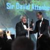 Le prince William, duc de Cambridge, remet un prix à Sir David Attenborough lors de la cérémonie des "Evening Standard Theatre Awards" au théâtre Old Vic à Londres, le 13 novembre 2016.