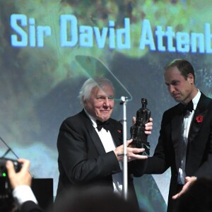 Le prince William, duc de Cambridge, remet un prix à Sir David Attenborough lors de la cérémonie des "Evening Standard Theatre Awards" au théâtre Old Vic à Londres, le 13 novembre 2016.