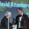 Le prince William, duc de Cambridge, remet un prix à Sir David Attenborough lors de la cérémonie des "Evening Standard Theatre Awards" au théâtre Old Vic à Londres, le 13 novembre 2016.