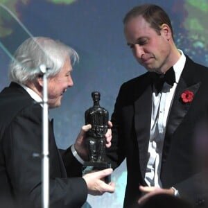 Le prince William, duc de Cambridge, remet un prix à Sir David Attenborough lors de la cérémonie des "Evening Standard Theatre Awards" au théâtre Old Vic à Londres, le 13 novembre 2016.