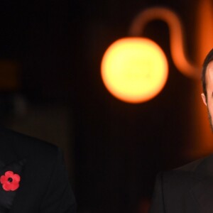 Le prince William, duc de Cambridge, avec Evgeny Lebedev lors de la cérémonie des "Evening Standard Theatre Awards" au théâtre Old Vic à Londres, le 13 novembre 2016.