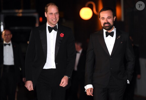 Le prince William, duc de Cambridge, avec Evgeny Lebedev lors de la cérémonie des "Evening Standard Theatre Awards" au théâtre Old Vic à Londres, le 13 novembre 2016.