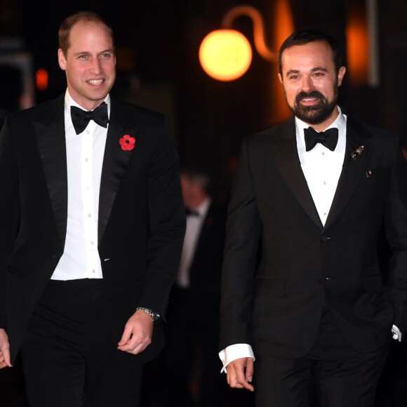 Le prince William, duc de Cambridge, avec Evgeny Lebedev lors de la cérémonie des "Evening Standard Theatre Awards" au théâtre Old Vic à Londres, le 13 novembre 2016.