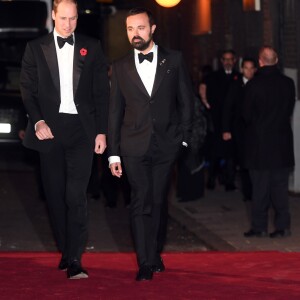 Le prince William, duc de Cambridge, avec Evgeny Lebedev lors de la cérémonie des "Evening Standard Theatre Awards" au théâtre Old Vic à Londres, le 13 novembre 2016.