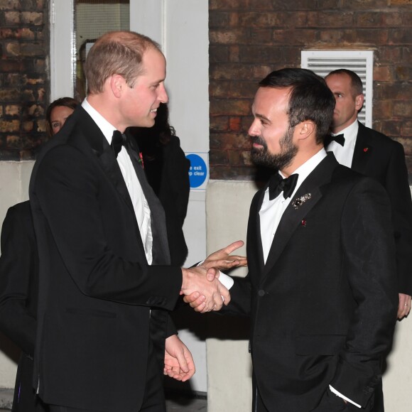 Le prince William, duc de Cambridge, avec Evgeny Lebedev lors de la cérémonie des "Evening Standard Theatre Awards" au théâtre Old Vic à Londres, le 13 novembre 2016.