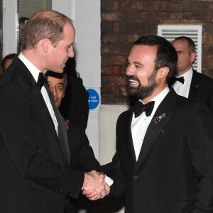 Le prince William, duc de Cambridge, avec Evgeny Lebedev lors de la cérémonie des "Evening Standard Theatre Awards" au théâtre Old Vic à Londres, le 13 novembre 2016.