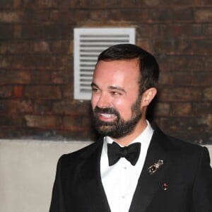 Le prince William, duc de Cambridge, avec Evgeny Lebedev lors de la cérémonie des "Evening Standard Theatre Awards" au théâtre Old Vic à Londres, le 13 novembre 2016.