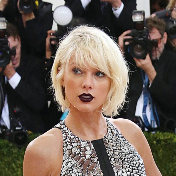 Taylor Swift à la Soirée Costume Institute Benefit Gala 2016 (Met Ball) sur le thème de "Manus x Machina" au Metropolitan Museum of Art à New York, le 2 mai 2016.
