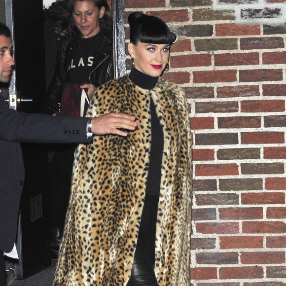 Katy Perry porte une cape léopard à la sortie de l'émission 'Stephen Colbert Show' à New York, le 7 novembre 2016