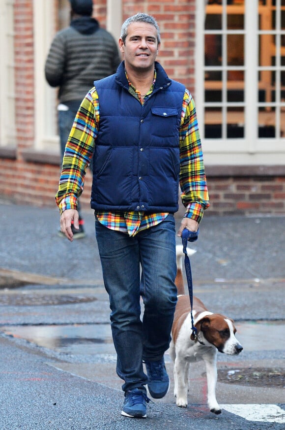 Exclusif - Andy Cohen, très souriant, promène son chien sous la pluie dans les rues de New York, le 10 janvier 2016