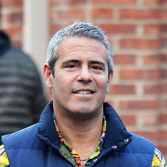 Exclusif - Andy Cohen, très souriant, promène son chien sous la pluie dans les rues de New York, le 10 janvier 2016