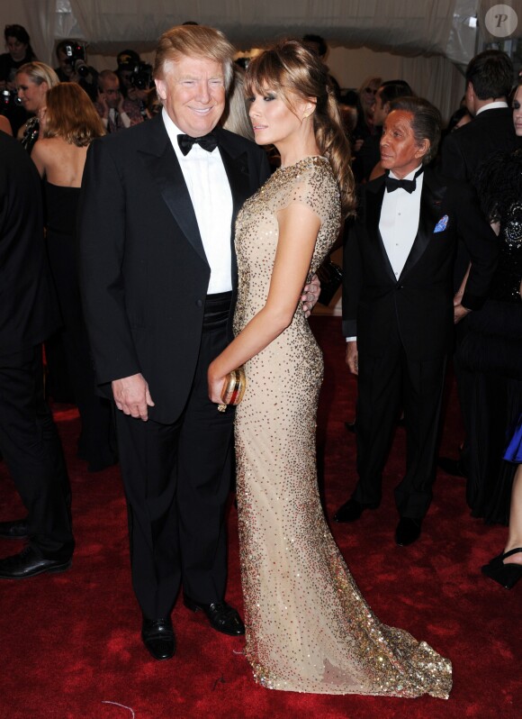 Donald Trump et sa femme Melania Trump à la soirée de gala Alexander McQueen: Savage Beauty Costume Institute au Metropolitan Museum of Art de New York, le 2 mai 2011.