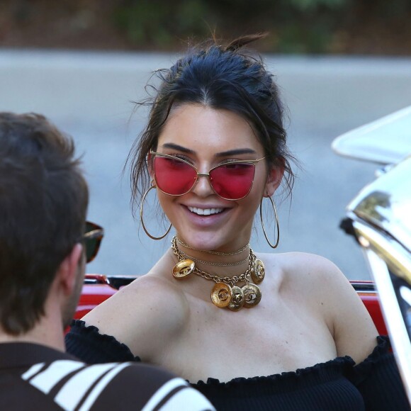 Kendall Jenner tourne une émission à bord d'une Ford Mustang Rouge à Los Angeles le 10 novembre 2016