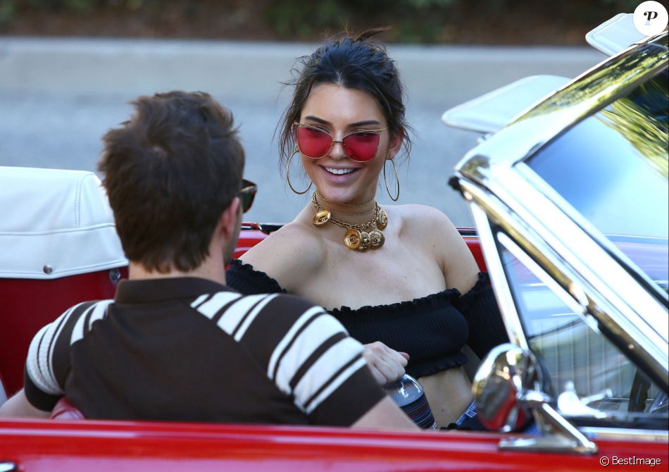 Kendall Jenner tourne une émission à bord d&#039;une Ford Mustang Rouge à Los Angeles le 10 novembre 2016